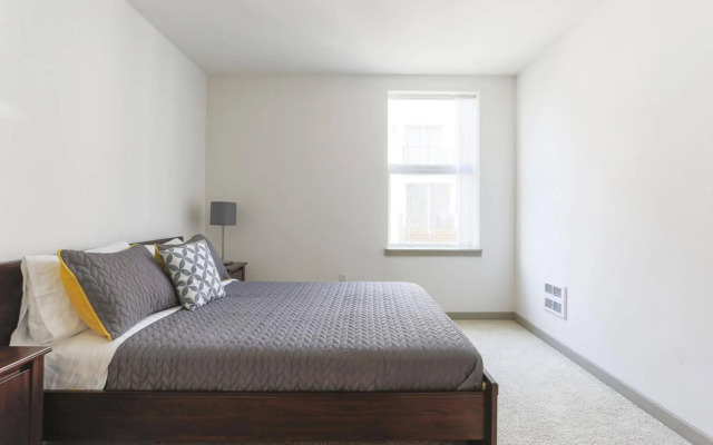 Ginosi East Bay Apartel