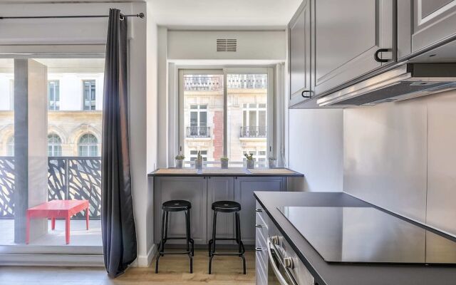 Charming 2 Room Apartment With Balcony - Paris 8ème