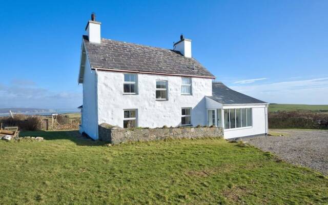 Cosy House With Authentic Details in a Green Area and Near the sea