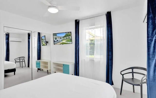 Modern Hallandale Apt w/ Backyard Near Beach