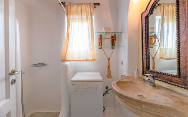 Carmelita Villa with Pool by Stylish Stays