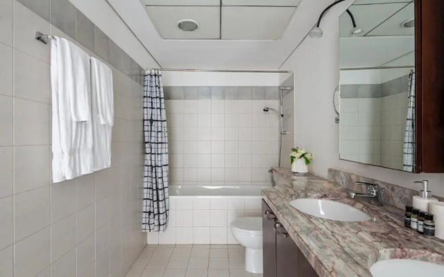 Modern Dubai Marina Apt by GuestReady