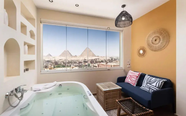 Jacuzzi Studio @ The Pyramids Free Airport Pickup