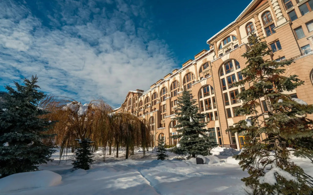Vremena Goda Apartments on the Vremena Goda embankment