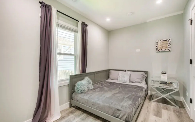 Des Plaines Vacation Rental w/ Spacious Backyard!