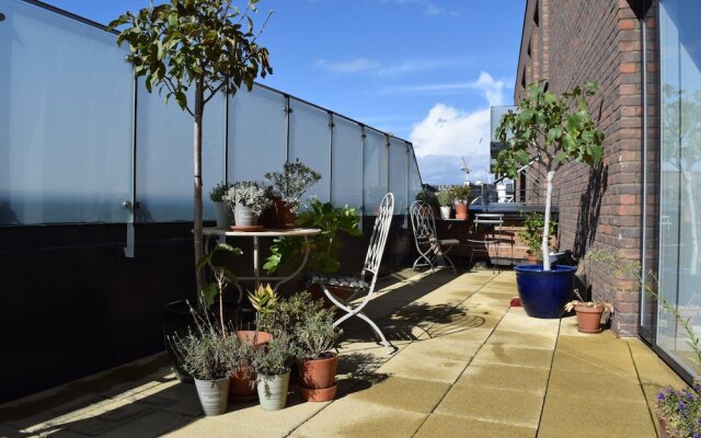 1 Bedroom Apartment With Balcony Near Regent's Canal