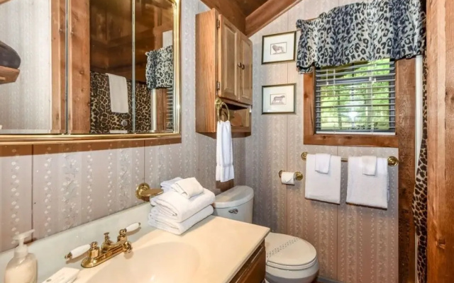 Cliff Haven 1 Bedroom Cabin by RedAwning