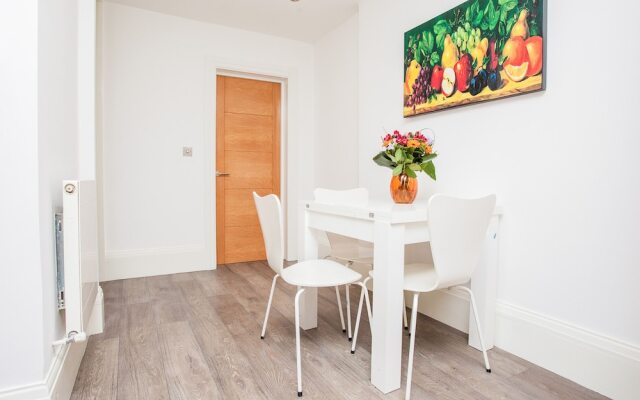 Beautiful 4 Bedroom House in South Kensington