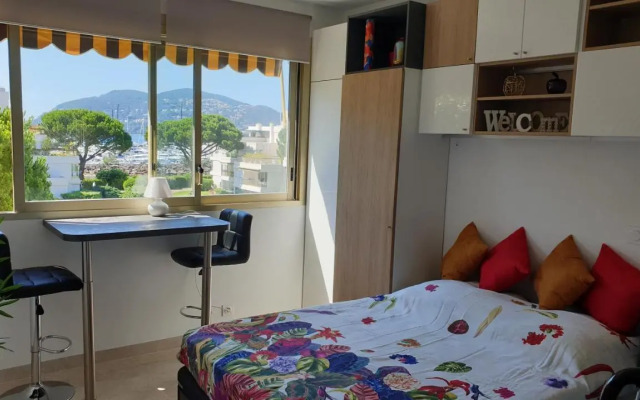 Garden and beach sea view apartment Cannes