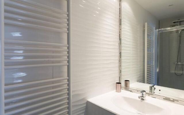 Martinez Hotel Area: Modern 3 Bedrooms W/ Terrace