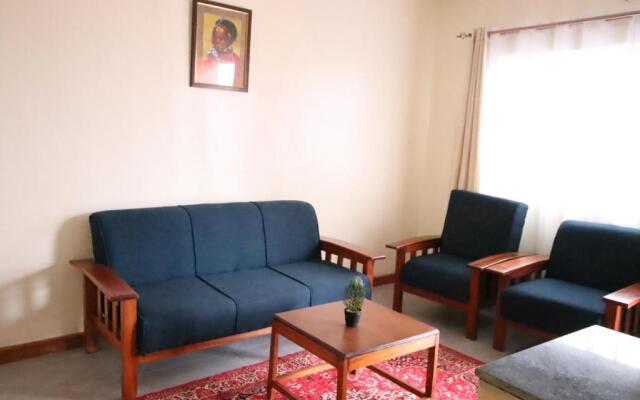 Stay.Plus Ebony Mara House