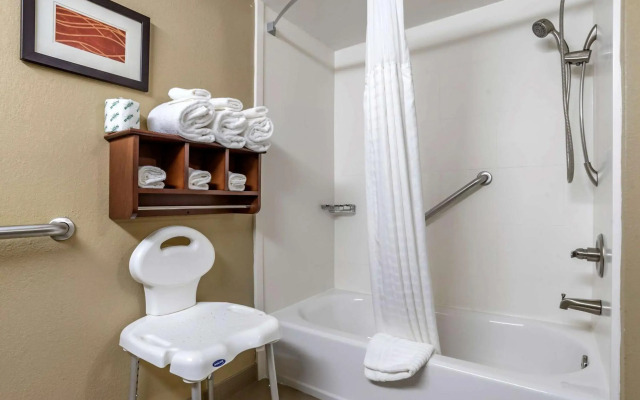 Comfort Inn & Suites Leeds I-20