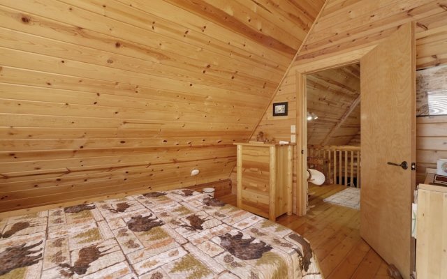 2455-binky's Mountain Hideaway 3 Bedroom Cabin by RedAwning
