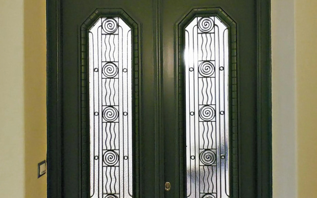 Neoclassical House with Unique Athenian Yard (nearby metro station)