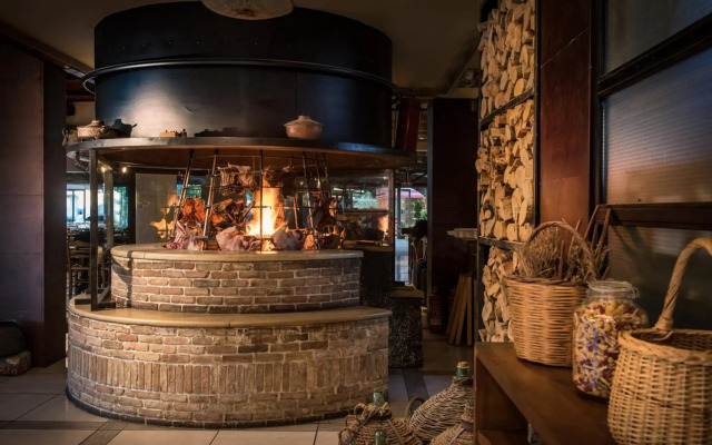 Petousis Hotel & Suites