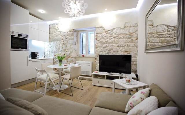 White Stone Apartment  Diocletian Palace