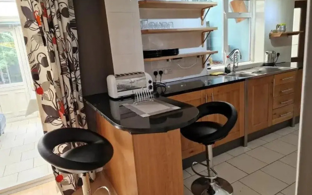 Spacious 6-bed house - 12 mins Gatwick