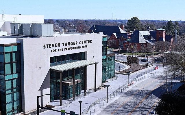 A Friendly Staycation - Downtown Condo Close to City Amenities