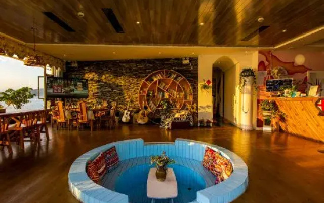 Queting Lake View Inn