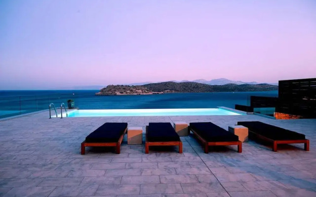 Beach Access 5 Bedroom Villa
