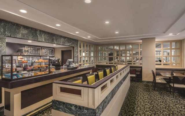 DoubleTree by Hilton New York LaGuardia Airport