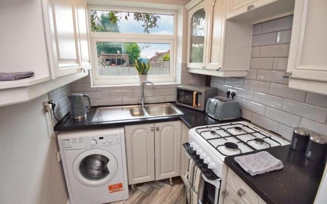 Cosy 3 bed with Parking- Family and Contractors