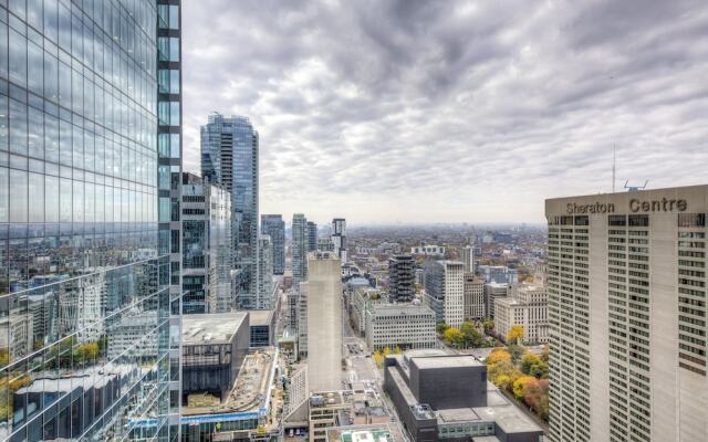 Trendy 2Br Condo In King East Great View