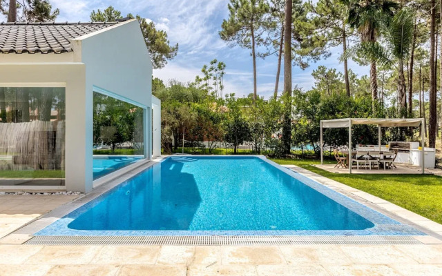 Aroeira Modern Grand Villa With Pool by Homing