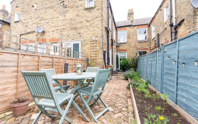 Newly Renovated 2 Bedroom Apartment in Earlsfield With Garden