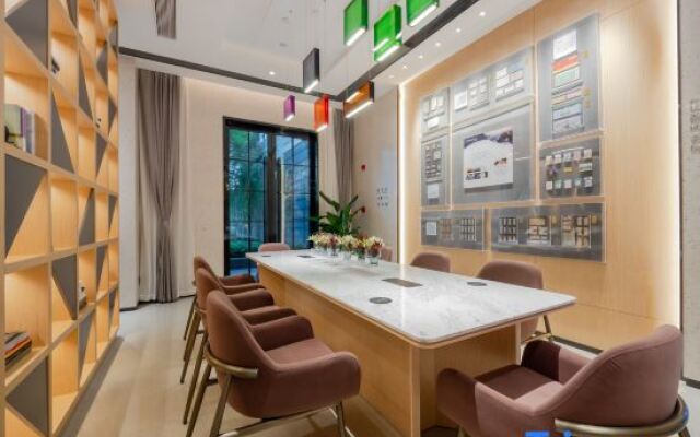SKYBIRD Hotel (Shanghai International Resort - Chuansha Metro Station Store)
