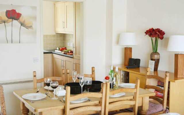 Stylish Pet-friendly Lakeside Retreat In The Cotswold Water Park