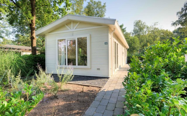 Tidy chalet with garden and WiFi, close to Park De Veluwe