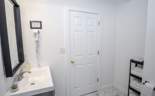 5BR/4BA House Sleeps 20 Downtown