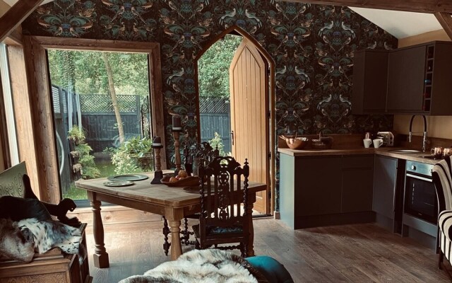 Unique Luxury Cabin Next to Ancient Woodland