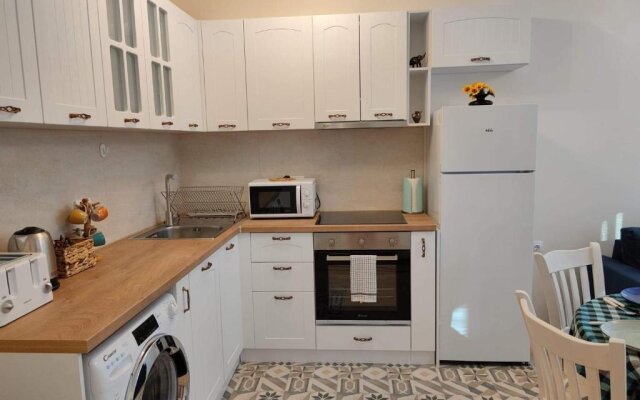 Comfy & Quiet 2 Bed Flat, Great Location, Parking