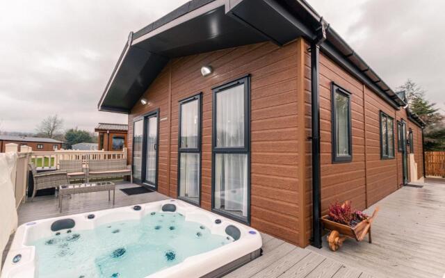 Lakeside View Lodge with Hot Tub