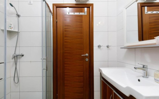 Cozy Apartment for 3 Adults Next to the Beach