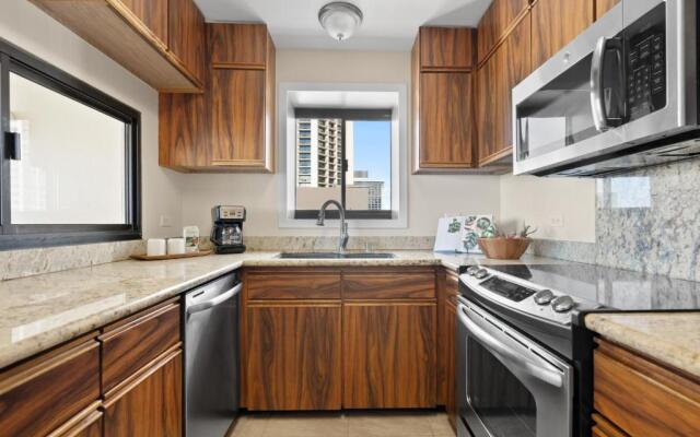 Spacious Waikiki Beach 2BR-Ocean View-Free Parking