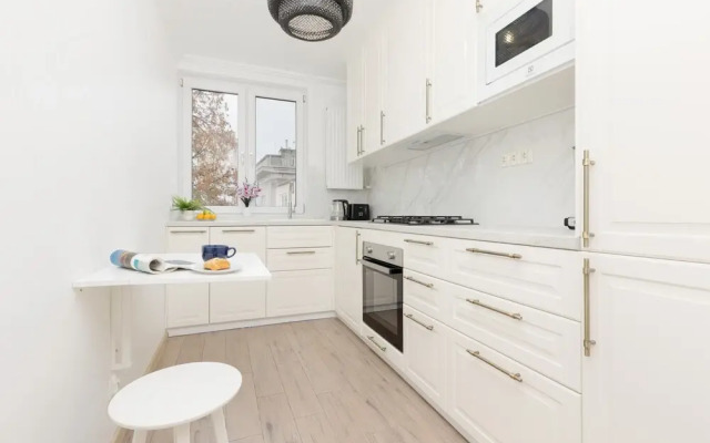Modern Two-bedroom Warsaw by Renters