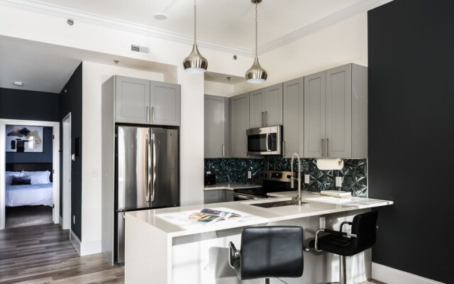 Bordeaux - Luxe LF Square Apts with Rooftop by Zencity