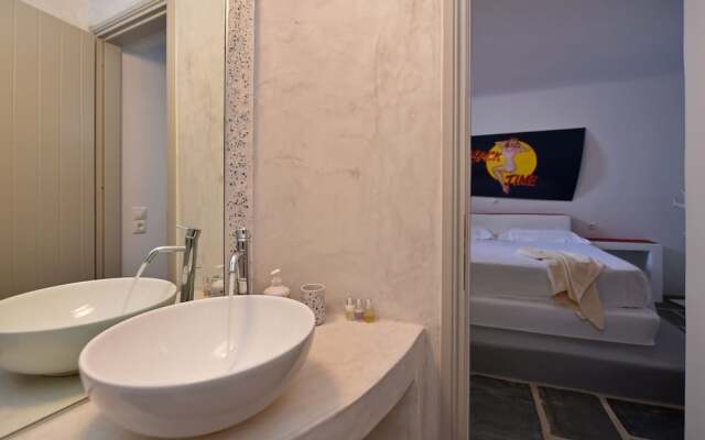 Panoramic three villa complex with helipad by VillaRentalsgr