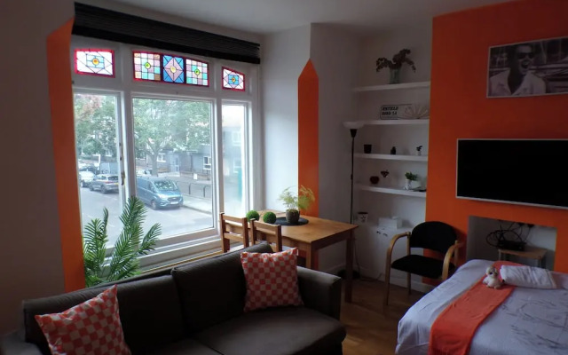 The Orange Housesleeps8-parking-pets&familyok-ac