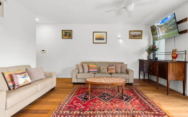 Spacious 2-bed Retreat With BBQ & Courtyard