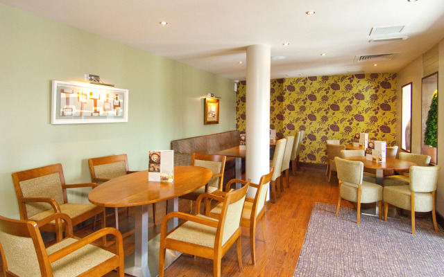 Premier Inn London Gatwick Manor Royal