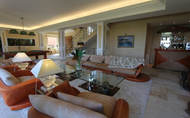 HAVRE DE PAIX" 5 étoiles Prestige jacuzzi, hammam, sauna, PISCINE chauffée Mougins Cannes Grasse