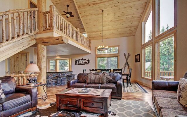 Grand Moose Lodge 3 Bedroom Home by RedAwning