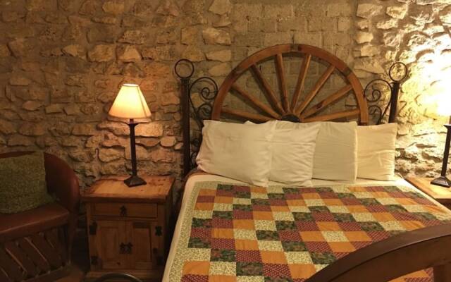 The Historic Leakey Inn