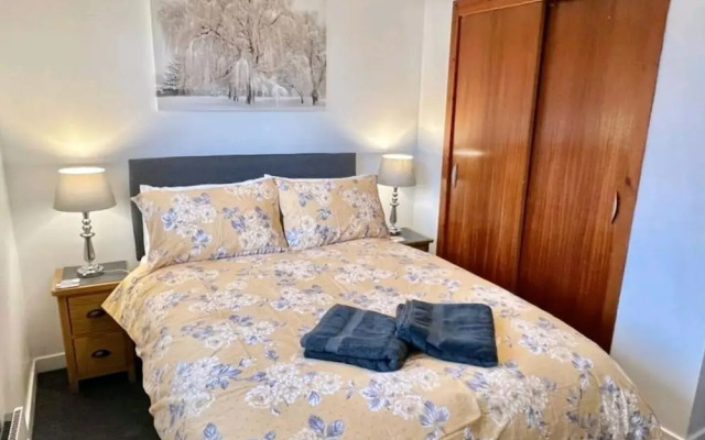 Lovely 2 bed with free parking