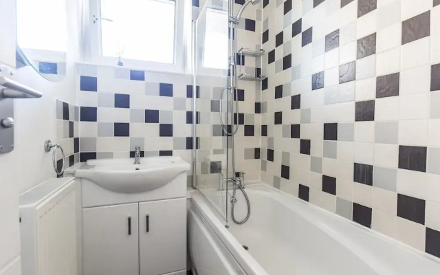Recently Renovated 2BR Flat in South East London