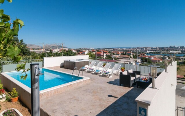 Amazing Home in Solin with WiFi, 1 Bedrooms & Hot Tub